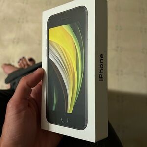 iPhone SE 2 - 128GB - preowned - black colour - max battery still 100%